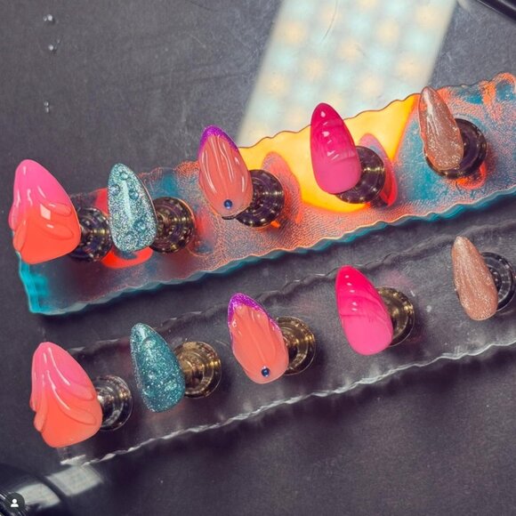 Custom Nail Art - @Pineapple.pressons - Picture 6 of 7